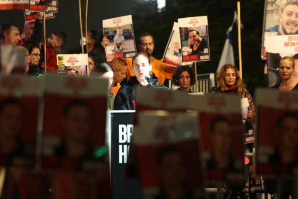 A Tel-Aviv, des milliers de personnes réclament le départ de Netanyahu