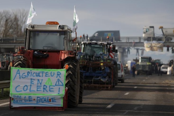 Le gouvernement Attal sous pression des agriculteurs, des actions prévues "toute la semaine" Le gouvernement Attal sous pression des agriculteurs, des actions prévues "toute la semaine"