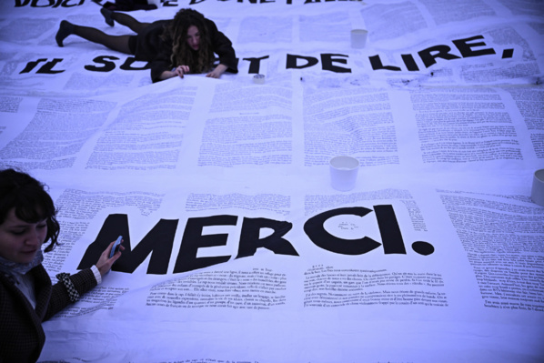 A Paris, un collage géant tiré d'un livre pour protester contre la loi immigration