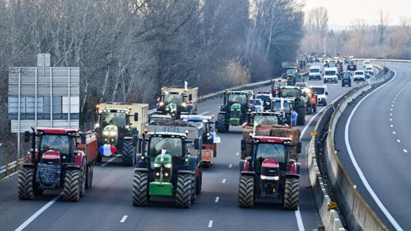 Colère des agriculteurs : deux autoroutes fermées sur près de 400 km, des blocages attendus à Paris Colère des agriculteurs : deux autoroutes fermées sur près de 400 km, des blocages attendus à Paris