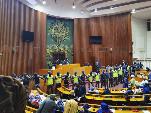 Une escouade de gendarmes dans l'hémicycle de l'assemblée nationale du Sénégal pour protéger le vote de la loi qui reporte la présidentielle et rallonge le mandat de Macky Sall
