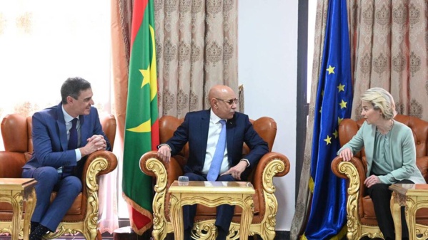 Ursula von der Leyen et Pedro Sanchez entourant le president Mohamed Ould Ghazouani
