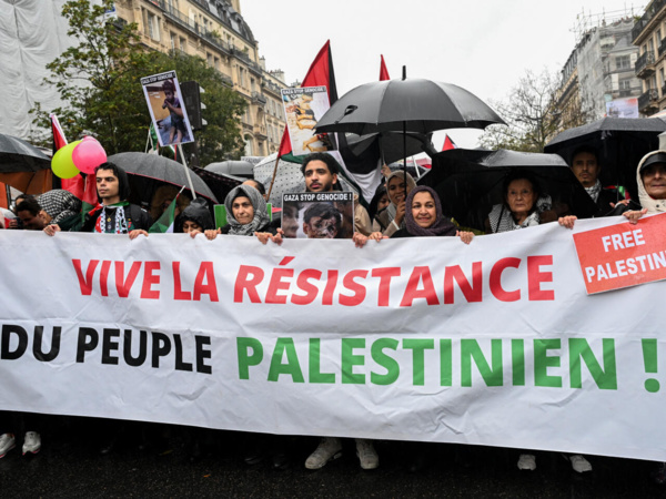 Des centaines de personnes rassemblées à Paris pour dire "stop au massacre" des Palestiniens Des centaines de personnes rassemblées à Paris pour dire "stop au massacre" des Palestiniens