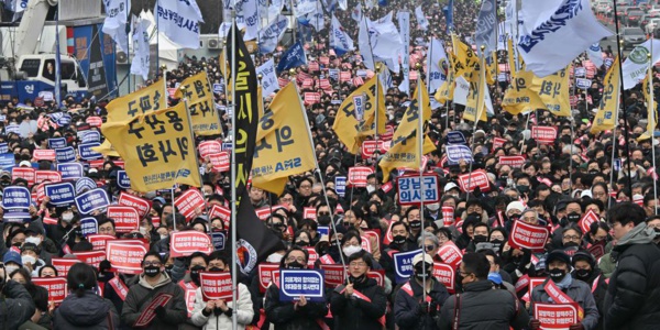 Corée du Sud: des milliers de médecins manifestent, le bras de fer avec les autorités se poursuit Corée du Sud: des milliers de médecins manifestent, le bras de fer avec les autorités se poursuit