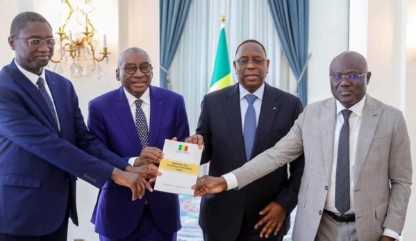 Le chef de l'Exécutif Macky Sall avec Ismaila Madior Fall (Affaires étrangères, á gauche), Sidiki Kaba (Intérieur) et Thiendella Fall (directeur général des élections, droite).