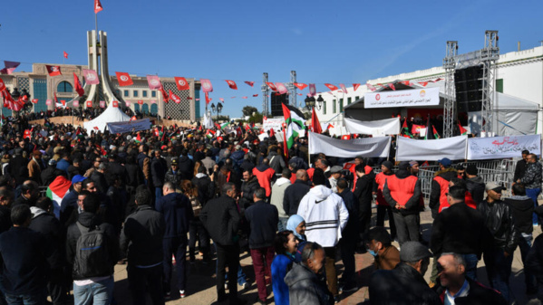 En Tunisie, des milliers de personnes ont manifesté contre la crise socio-économique qui touche le pays En Tunisie, des milliers de personnes ont manifesté contre la crise socio-économique qui touche le pays