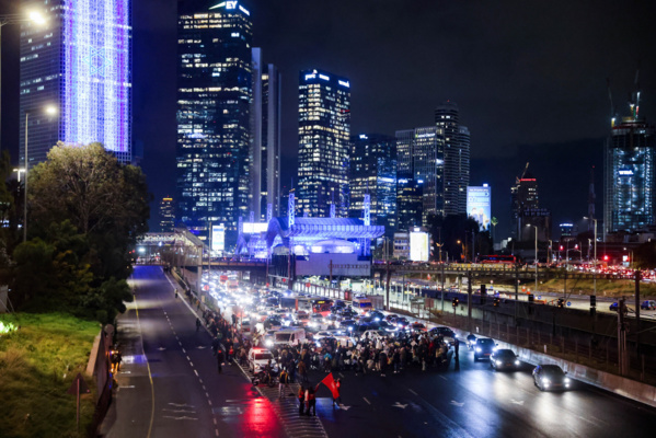Israël : des centaines d’Israéliens bloquent l’autoroute Ayalon à Tel Aviv Israël : des centaines d’Israéliens bloquent l’autoroute Ayalon à Tel Aviv