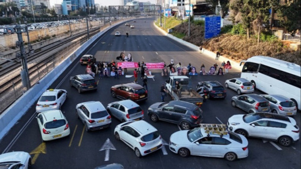 Des Israéliennes bloquent une route à Tel Aviv pour exiger un accord d’échange de prisonniers