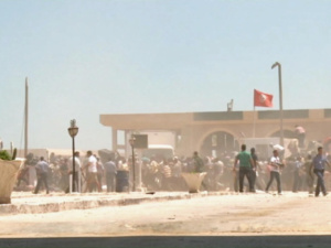 La Libye ferme son poste-frontière avec la Tunisie après des affrontements La Libye ferme son poste-frontière avec la Tunisie après des affrontements