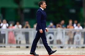 France: Un siège en classe affaire pour transporter deux costumes de Macron, pour un prix approximatif de 4 000 euros