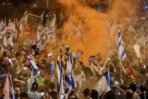Plusieurs milliers de manifestants exigent le départ de Netanyahu