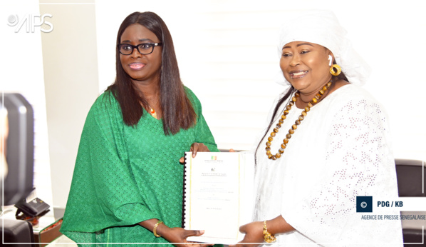 Maïmouna Dièye (en blanc) avec sa prédécesseur Thérèse Faye Diouf (photo APS)