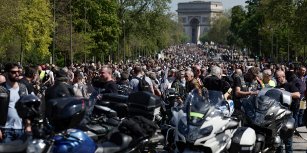 A Paris, des milliers de motards manifestent contre le contrôle technique obligatoire