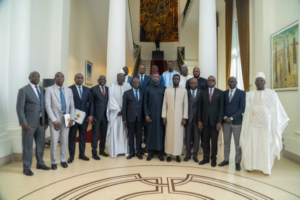 Les membres du patronat avec le premier ministre Ousmane Sonko après une audience avec le Président Bassirou Diomaye Faye
