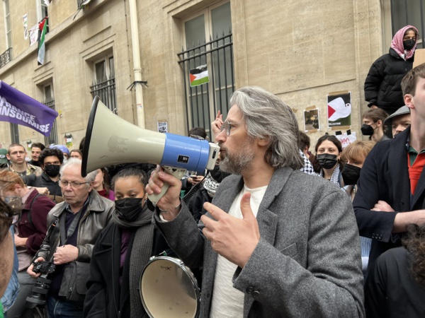 Le député LFI Aymeric Caron à la manifestation pro-palestinienne de Sciences-Po Paris