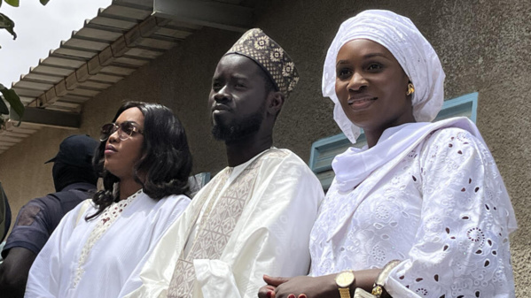 Le Président sénégalais et ses deux épouses.
