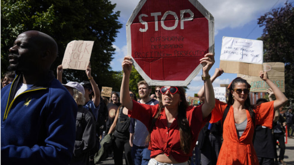 Des manifestants au Royaume Uni contre l'expulsion de migrants au Rwanda Des manifestants au Royaume Uni contre l'expulsion de migrants au Rwanda