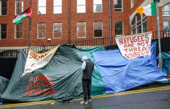 Des migrants campent à Dublin plutôt que d'être expulsés par Londres vers le Rwanda Des migrants campent à Dublin plutôt que d'être expulsés par Londres vers le Rwanda