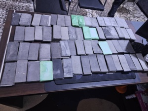 Les billets noirs saisis par la Douane de Sénoba (photo : Douane)