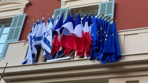 Nice : Environ 200 personnes réunies devant la mairie pour exiger le retrait du drapeau israélien accroché à la façade Nice : Environ 200 personnes réunies devant la mairie pour exiger le retrait du drapeau israélien accroché à la façade