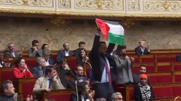 France: Le député LFI Delogu exclu de l’Assemblée Nationale pour 15 jours après avoir brandi un drapeau Palestinien France: Le député LFI Delogu exclu de l’Assemblée Nationale pour 15 jours après avoir brandi un drapeau Palestinien