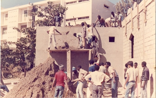 Une image et des acteurs de la construction de la mosquée à l'Université Cheikh Anta Diop de Dakar