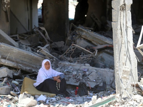 Une Palestinienne de retour chez elle à Jabalia après les missiles israéliens sur le camp Une Palestinienne de retour chez elle à Jabalia après les missiles israéliens sur le camp