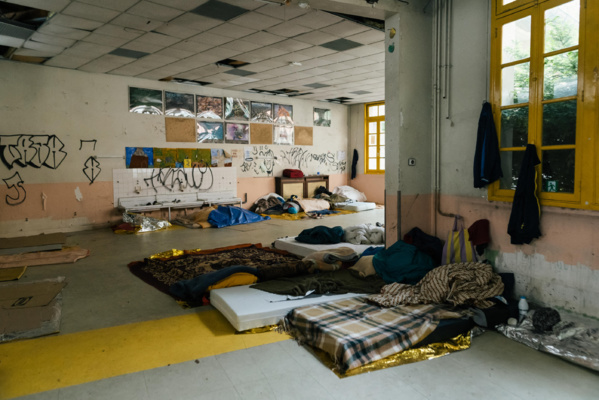 Le bâtiment ciblé par la justice et occupé par des migrants Le bâtiment ciblé par la justice et occupé par des migrants