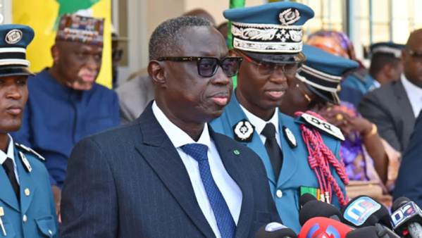 Le ministre de l'Intérieur (en costume) et le nouveau DGPN, le 6 juin 2024 à la direction de la formation de la police nationale.