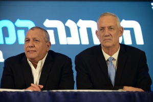 Benny Gantz (d) et Gadi Eisenkot, deux allies de moins pour Benyamin Netanyahu Benny Gantz (d) et Gadi Eisenkot, deux allies de moins pour Benyamin Netanyahu