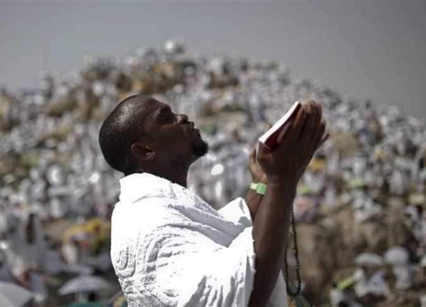 Un pèlerin sur le Mont Arafat, lieu du sermon ultime du prophète Mouhamad (psl) Un pèlerin sur le Mont Arafat, lieu du sermon ultime du prophète Mouhamad (psl)