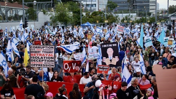Des milliers d'Israéliens manifestent pour exiger un accord d'échange de prisonniers Des milliers d'Israéliens manifestent pour exiger un accord d'échange de prisonniers