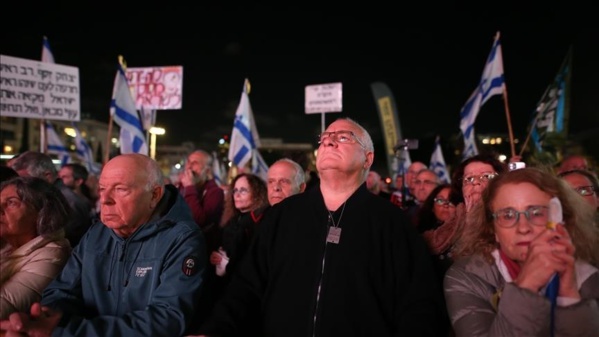 Des milliers de manifestants devant la résidence de Netanyahu exigent un accord d'échange de prisonniers Des milliers de manifestants devant la résidence de Netanyahu exigent un accord d'échange de prisonniers