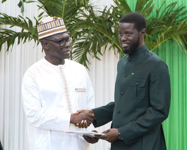 Le Pr Babacar Guèye remettant le Rapport général des Assises au Président Faye le 4 juillet 2024. Le Pr Babacar Guèye remettant le Rapport général des Assises au Président Faye le 4 juillet 2024.