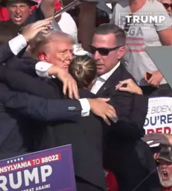 Donald Trump entouré par les agents du Secret Service après l'attentat manqué contre sa personne. Donald Trump entouré par les agents du Secret Service après l'attentat manqué contre sa personne.