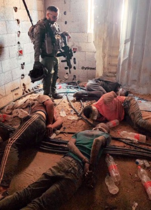 Un soldat sioniste de l"occupation et des civils palestiniens maltraités. Un soldat sioniste de l"occupation et des civils palestiniens maltraités.