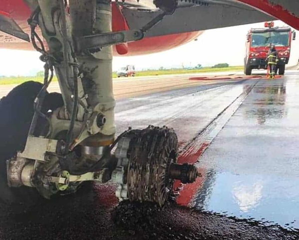 Nigeria : grosse frayeur pour les passagers d'un Boeing 737, les pneus de l'avion éclatent au décollage Nigeria : grosse frayeur pour les passagers d'un Boeing 737, les pneus de l'avion éclatent au décollage