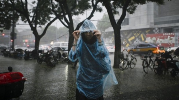 En Chine, des pluies torrentielles font au moins 30 morts, canicule à Shanghai En Chine, des pluies torrentielles font au moins 30 morts, canicule à Shanghai