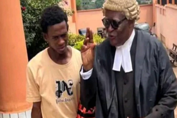 Le jeune tiktokeur et l'un de ses avocats, Me Akere Muna Le jeune tiktokeur et l'un de ses avocats, Me Akere Muna