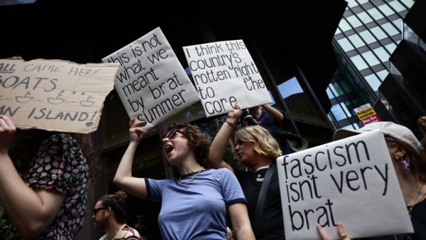 Dans tout le Royaume-Uni, des rassemblements pour dénoncer les violences racistes Dans tout le Royaume-Uni, des rassemblements pour dénoncer les violences racistes