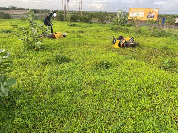 Scène incroyable devant un accident — L’empathie est-elle devenue une valeur en cours de disparition au Sénégal ? Scène incroyable devant un accident — L’empathie est-elle devenue une valeur en cours de disparition au Sénégal ?