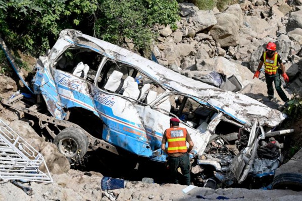 Pakistan: au moins 34 morts dans deux accidents de bus Pakistan: au moins 34 morts dans deux accidents de bus