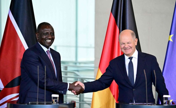Le président Willam Ruto (g.) et le chancelier allemand Olaf Scholz Le président Willam Ruto (g.) et le chancelier allemand Olaf Scholz