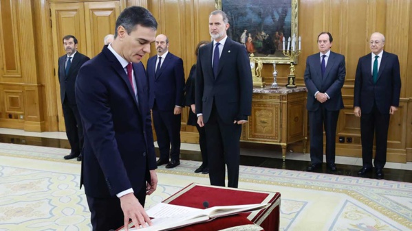 Le PM espagnol Pedro Sanchez lors de sa prestation de serment devant le Roi Felipe Le PM espagnol Pedro Sanchez lors de sa prestation de serment devant le Roi Felipe