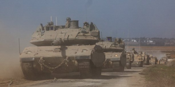Une colonne de chars israéliens entrant en territoire libanais Une colonne de chars israéliens entrant en territoire libanais