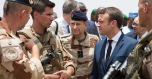 Le président Emmanuel Macron avec des militaires français en Afrique {illustration) Le président Emmanuel Macron avec des militaires français en Afrique {illustration)