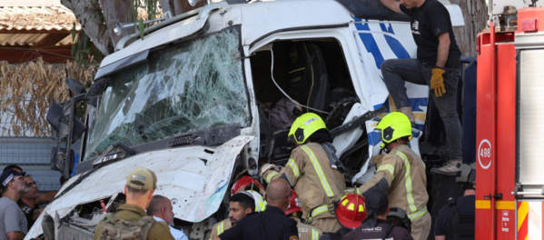 Israël : un camion fonce sur une station de bus faisant 40 blessés dans le centre Israël : un camion fonce sur une station de bus faisant 40 blessés dans le centre