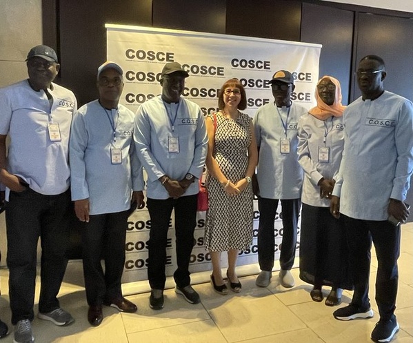 Des membres du COSCE avec l'ambassadrice de Grande Bretagne au Sénégal Des membres du COSCE avec l'ambassadrice de Grande Bretagne au Sénégal