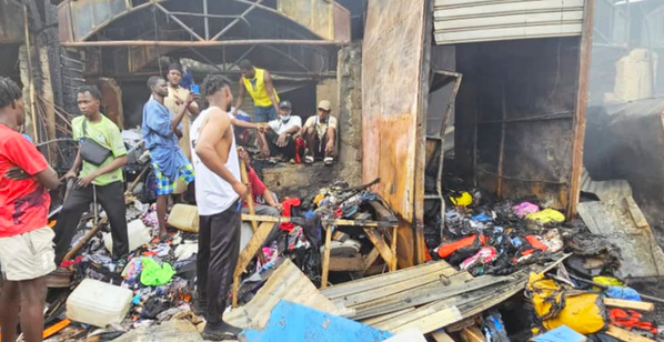 Incendie du Marché central de Thiès : plus de 200 points de vente consumés par les flammes Incendie du Marché central de Thiès : plus de 200 points de vente consumés par les flammes