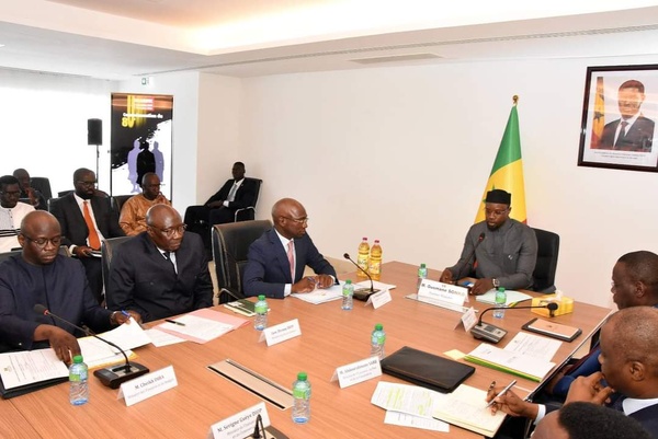 Le PM et des ministres en conseil interministériel sur la commercialisation agricole 2024-2025 Le PM et des ministres en conseil interministériel sur la commercialisation agricole 2024-2025